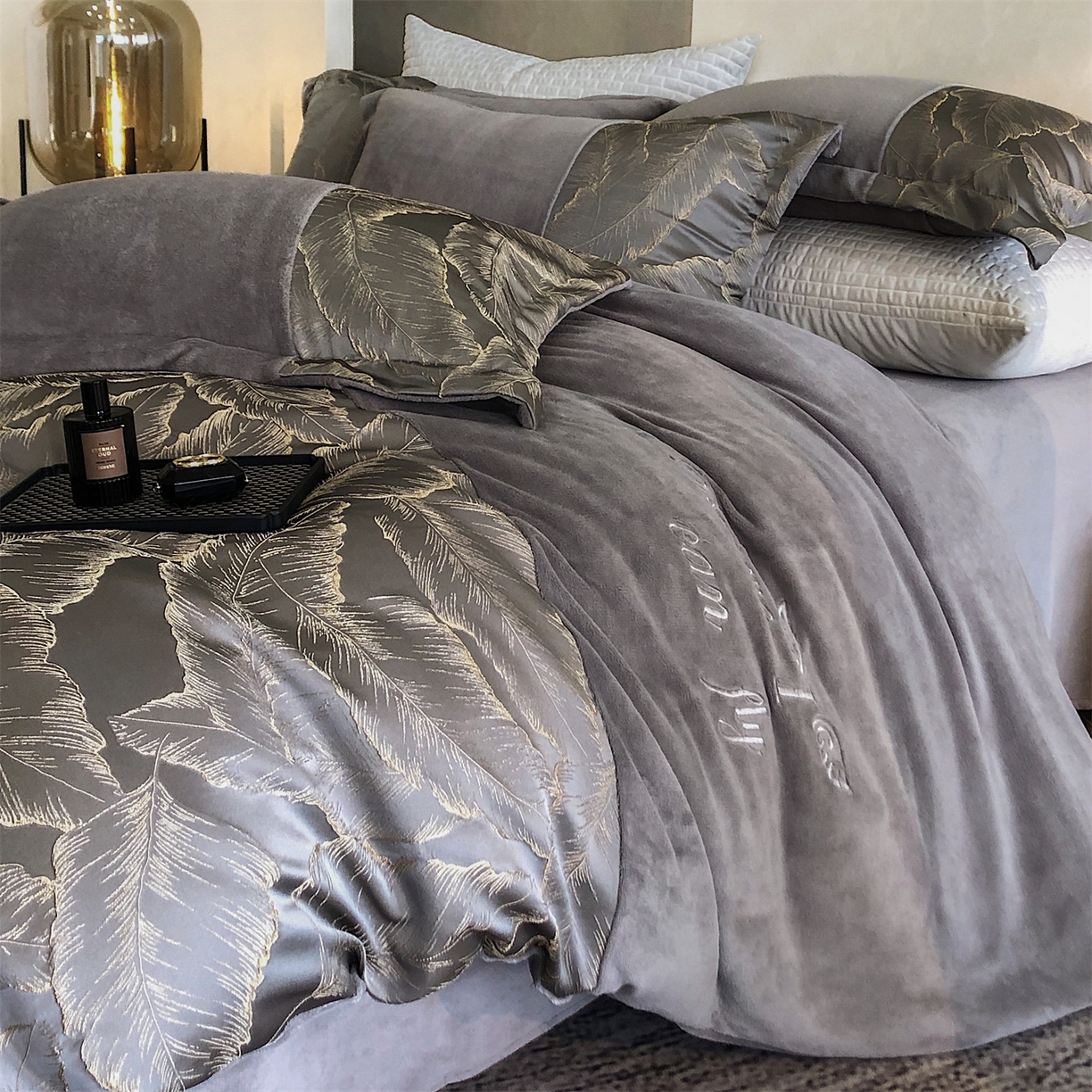 91家纺网 家纺一手货源 找家纺 换种生活 2025新款A类浮雕牛奶绒刺绣四件套 黄金叶-灰