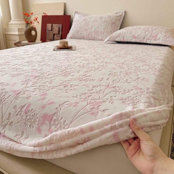 91家纺网 家纺一手货源 找家纺 LIFE.丽芙 2025秋冬新款A类牛奶绒230g立体雕花加厚单层床笠单件床垫子保护套罩子三件套 花朝梦-粉