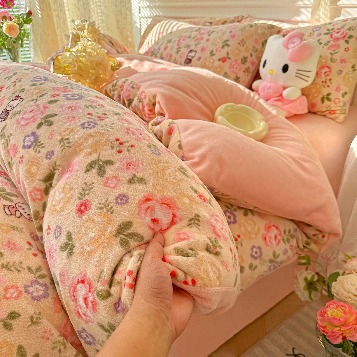 91家纺网 家纺一手货源 找家纺 韩巢家纺 2025新款高克重印花牛奶绒床品四件套 花园小猫