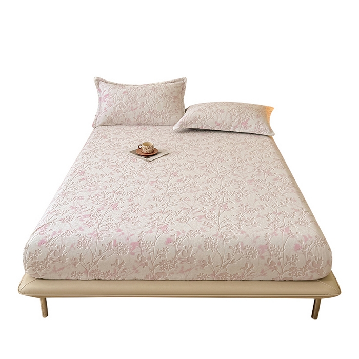 91家纺网 家纺一手货源 找家纺 LIFE.丽芙 2025秋冬新款A类牛奶绒230g立体雕花加厚单层床笠单件床垫子保护套罩子三件套 花朝梦-粉