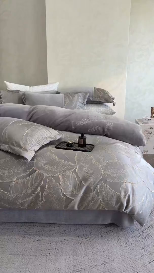 91家纺网 家纺一手货源 找家纺 换种生活 2025新款A类浮雕牛奶绒刺绣四件套 黄金叶-灰