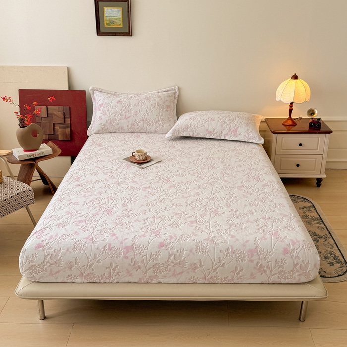 91家纺网 家纺一手货源 找家纺 LIFE.丽芙 2025秋冬新款A类牛奶绒230g立体雕花加厚单层床笠单件床垫子保护套罩子三件套 花朝梦-粉