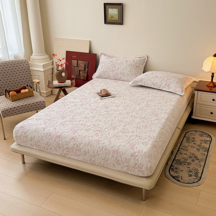 91家纺网 家纺一手货源 找家纺 LIFE.丽芙 2025秋冬新款A类牛奶绒230g立体雕花加厚单层床笠单件床垫子保护套罩子三件套 花朝梦-粉