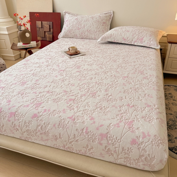 91家纺网 家纺一手货源 找家纺 LIFE.丽芙 2025秋冬新款A类牛奶绒230g立体雕花加厚单层床笠单件床垫子保护套罩子三件套 花朝梦-粉