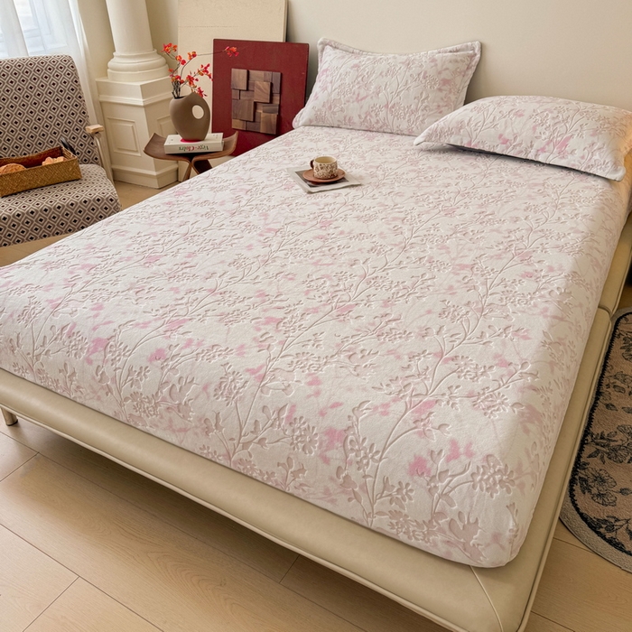 91家纺网 家纺一手货源 找家纺 LIFE.丽芙 2025秋冬新款A类牛奶绒230g立体雕花加厚单层床笠单件床垫子保护套罩子三件套 花朝梦-粉