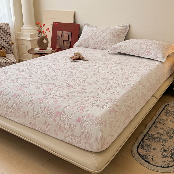 91家纺网 家纺一手货源 找家纺 LIFE.丽芙 2025秋冬新款A类牛奶绒230g立体雕花加厚单层床笠单件床垫子保护套罩子三件套 花朝梦-粉