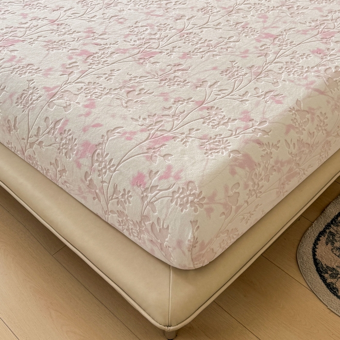 91家纺网 家纺一手货源 找家纺 LIFE.丽芙 2025秋冬新款A类牛奶绒230g立体雕花加厚单层床笠单件床垫子保护套罩子三件套 花朝梦-粉