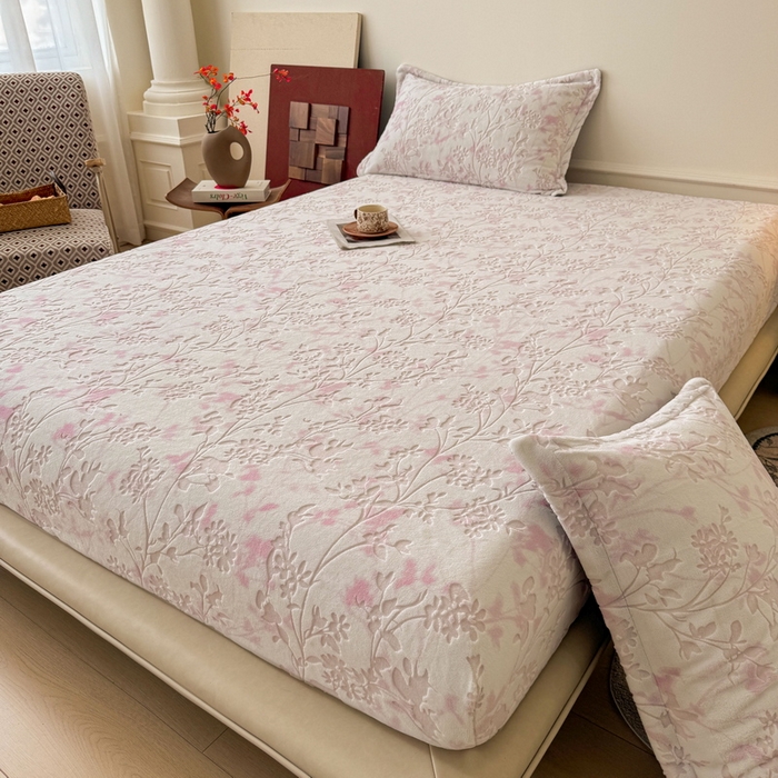 91家纺网 家纺一手货源 找家纺 LIFE.丽芙 2025秋冬新款A类牛奶绒230g立体雕花加厚单层床笠单件床垫子保护套罩子三件套 花朝梦-粉