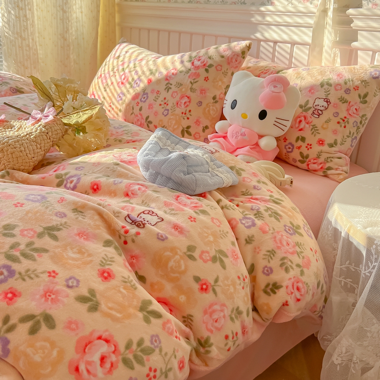 91家纺网 家纺一手货源 找家纺 韩巢家纺 2025新款高克重印花牛奶绒床品四件套 花园小猫