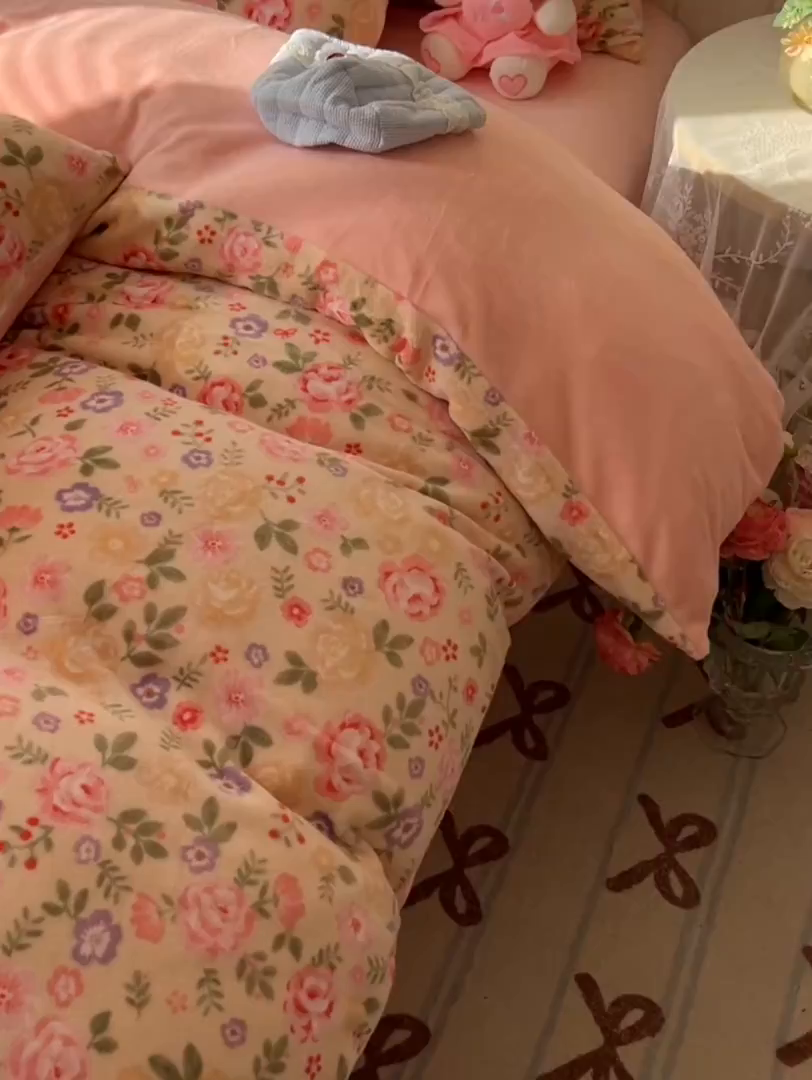 91家纺网 家纺一手货源 找家纺 韩巢家纺 2025新款高克重印花牛奶绒床品四件套 花园小猫