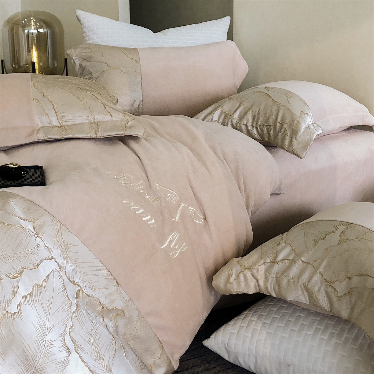 91家纺网 家纺一手货源 找家纺 换种生活 2025新款A类浮雕牛奶绒刺绣四件套 黄金叶-奶咖