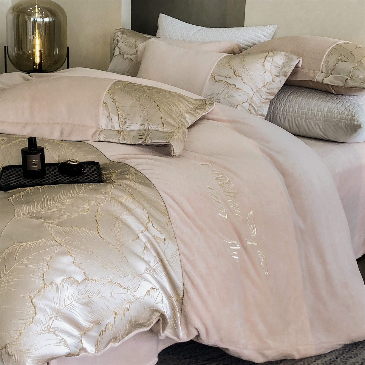 91家纺网 家纺一手货源 找家纺 换种生活 2025新款A类浮雕牛奶绒刺绣四件套 黄金叶-奶咖