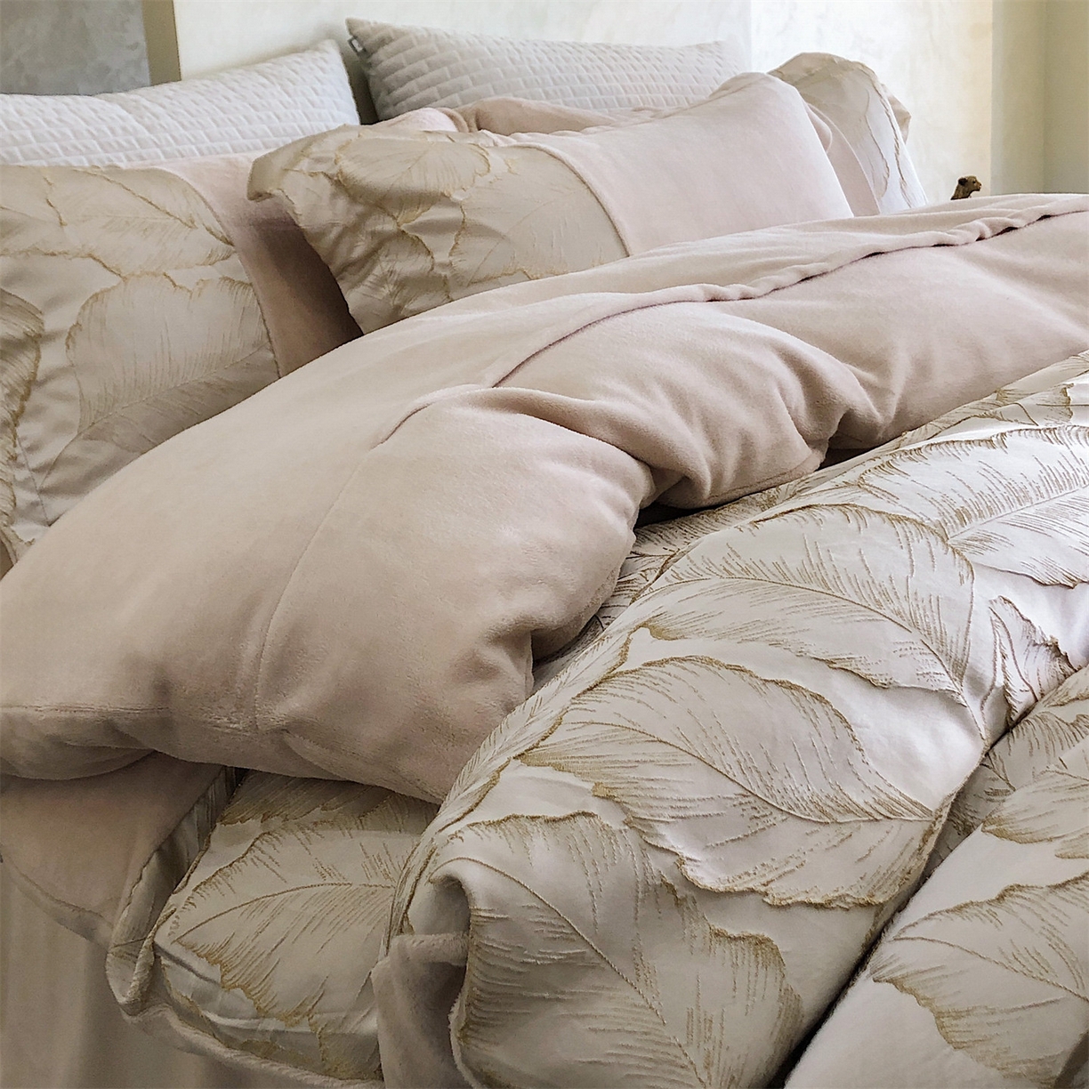 91家纺网 家纺一手货源 找家纺 换种生活 2025新款A类浮雕牛奶绒刺绣四件套 黄金叶-奶咖