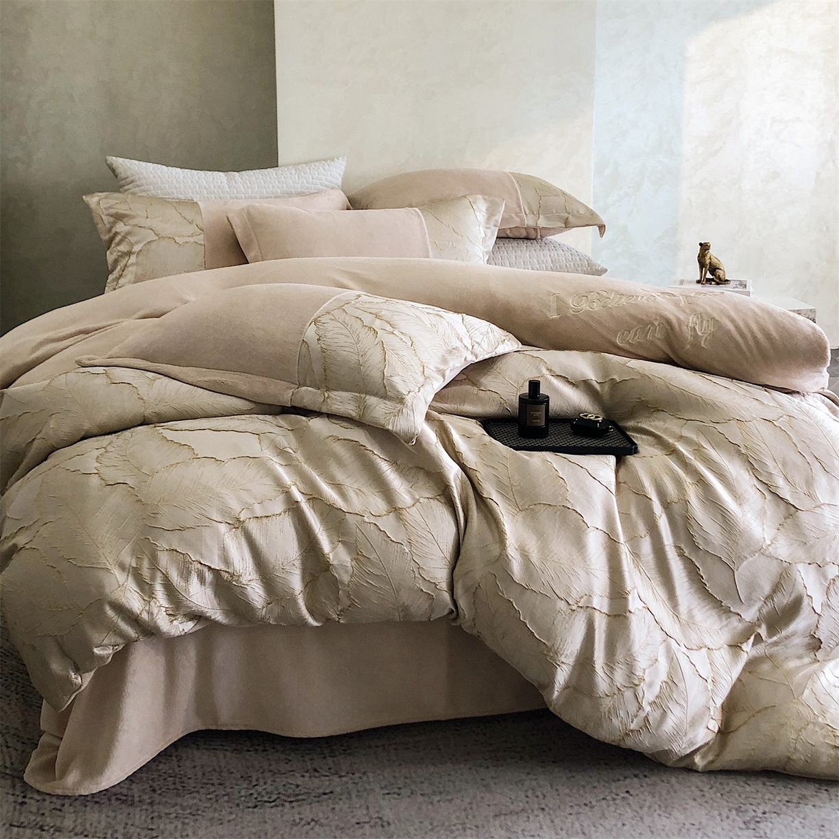 91家纺网 家纺一手货源 找家纺 换种生活 2025新款A类浮雕牛奶绒刺绣四件套 黄金叶-奶咖