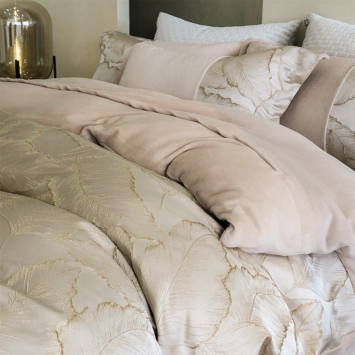 91家纺网 家纺一手货源 找家纺 换种生活 2025新款A类浮雕牛奶绒刺绣四件套 黄金叶-奶咖