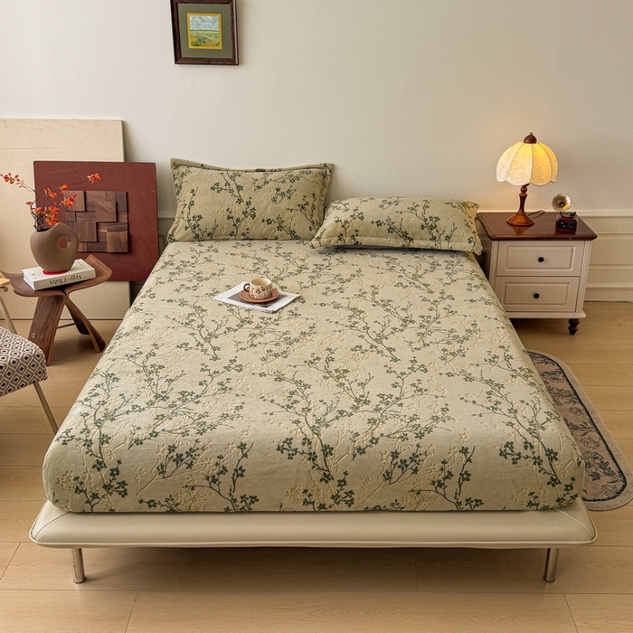 91家纺网 家纺一手货源 找家纺 LIFE.丽芙 2025秋冬新款A类牛奶绒230g立体雕花加厚单层床笠单件床垫子保护套罩子三件套 山茶花语-绿