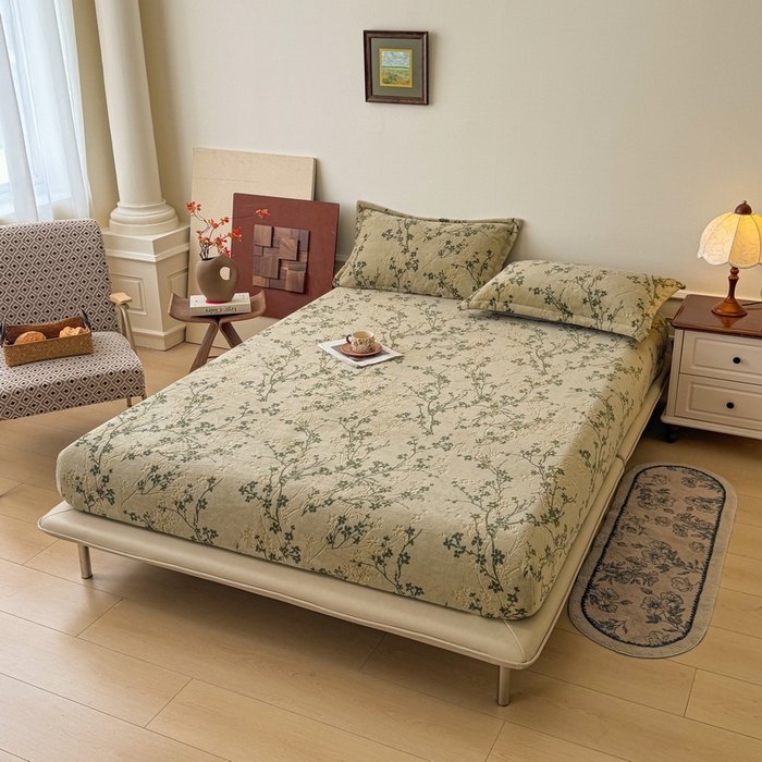 91家纺网 家纺一手货源 找家纺 LIFE.丽芙 2025秋冬新款A类牛奶绒230g立体雕花加厚单层床笠单件床垫子保护套罩子三件套 山茶花语-绿