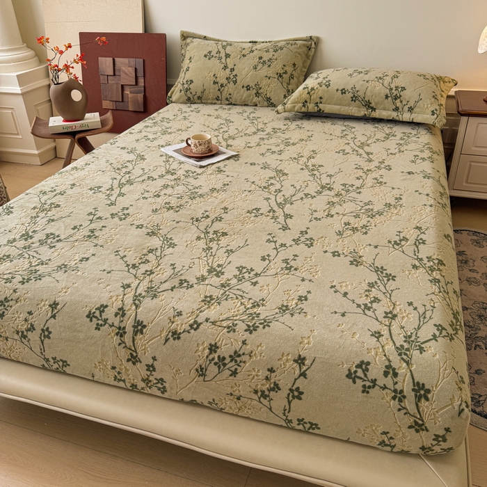 91家纺网 家纺一手货源 找家纺 LIFE.丽芙 2025秋冬新款A类牛奶绒230g立体雕花加厚单层床笠单件床垫子保护套罩子三件套 山茶花语-绿