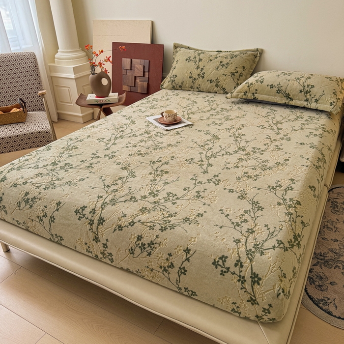 91家纺网 家纺一手货源 找家纺 LIFE.丽芙 2025秋冬新款A类牛奶绒230g立体雕花加厚单层床笠单件床垫子保护套罩子三件套 山茶花语-绿