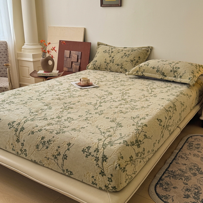 91家纺网 家纺一手货源 找家纺 LIFE.丽芙 2025秋冬新款A类牛奶绒230g立体雕花加厚单层床笠单件床垫子保护套罩子三件套 山茶花语-绿