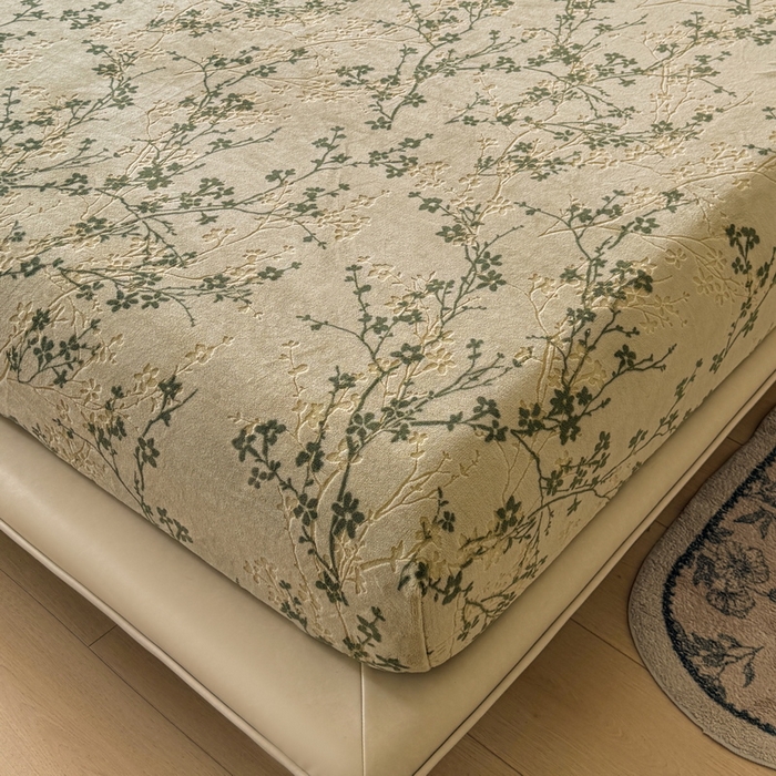 91家纺网 家纺一手货源 找家纺 LIFE.丽芙 2025秋冬新款A类牛奶绒230g立体雕花加厚单层床笠单件床垫子保护套罩子三件套 山茶花语-绿