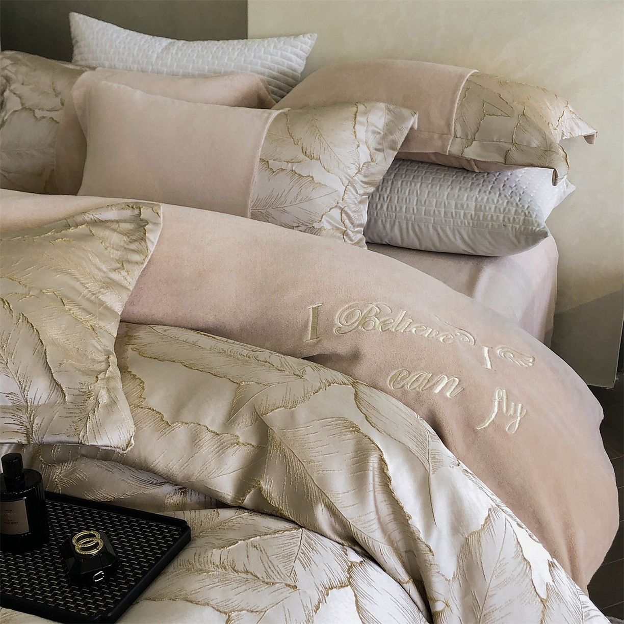 91家纺网 家纺一手货源 找家纺 换种生活 2025新款A类浮雕牛奶绒刺绣四件套 黄金叶-奶咖