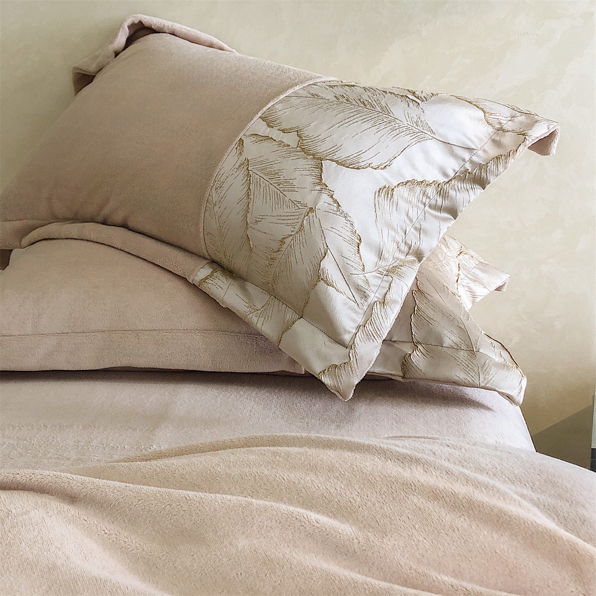 91家纺网 家纺一手货源 找家纺 换种生活 2025新款A类浮雕牛奶绒刺绣四件套 黄金叶-奶咖