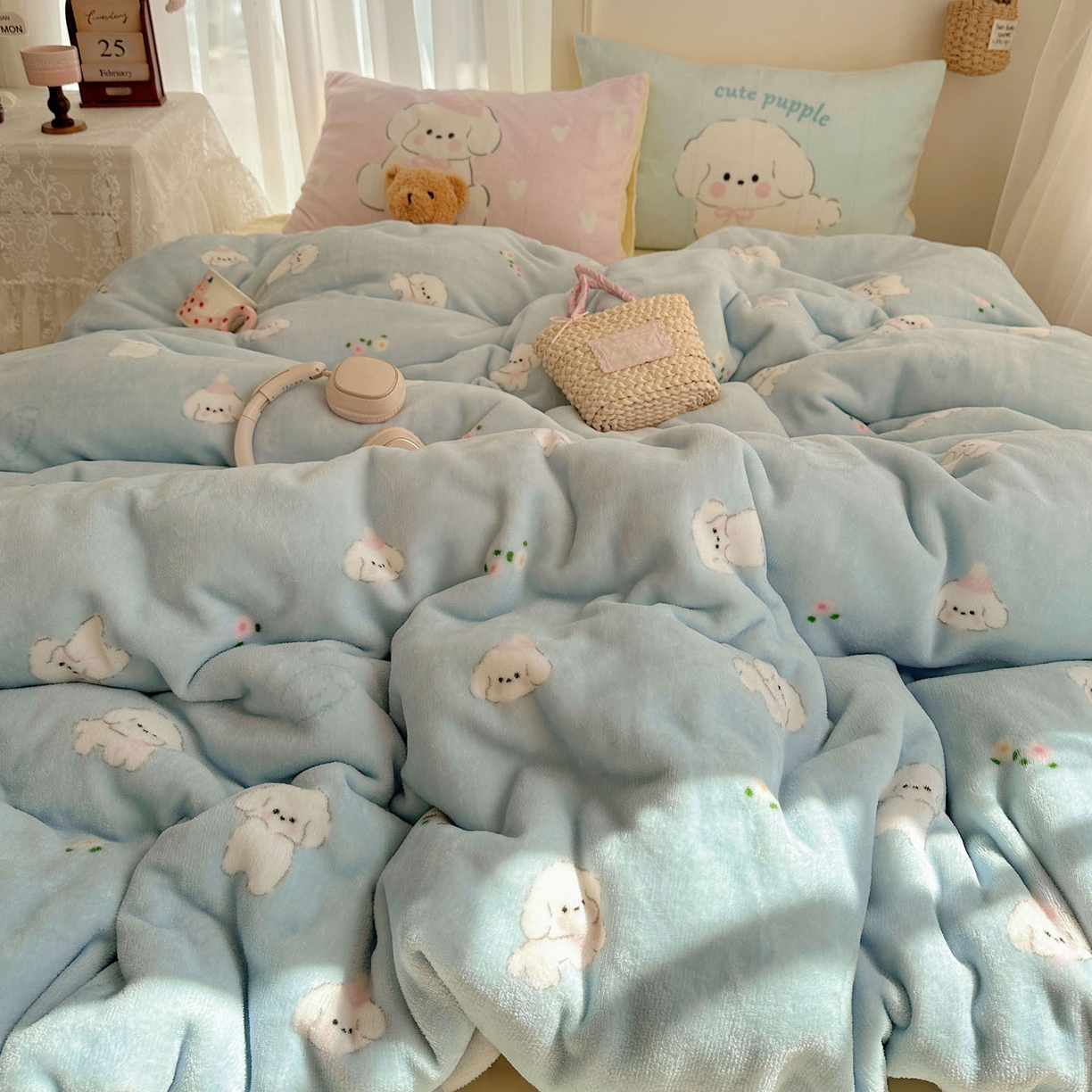 91家纺网 家纺一手货源 找家纺 美乐迪家纺 2025秋冬新款牛奶绒四件套 蓝色小狗