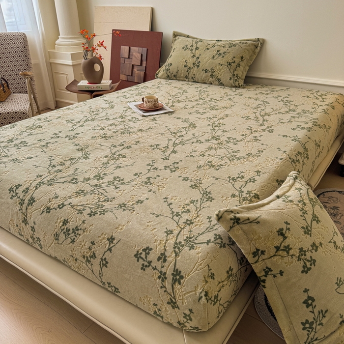 91家纺网 家纺一手货源 找家纺 LIFE.丽芙 2025秋冬新款A类牛奶绒230g立体雕花加厚单层床笠单件床垫子保护套罩子三件套 山茶花语-绿