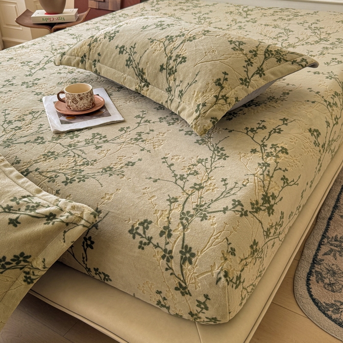 91家纺网 家纺一手货源 找家纺 LIFE.丽芙 2025秋冬新款A类牛奶绒230g立体雕花加厚单层床笠单件床垫子保护套罩子三件套 山茶花语-绿