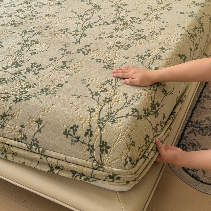 91家纺网 家纺一手货源 找家纺 LIFE.丽芙 2025秋冬新款A类牛奶绒230g立体雕花加厚单层床笠单件床垫子保护套罩子三件套 山茶花语-绿