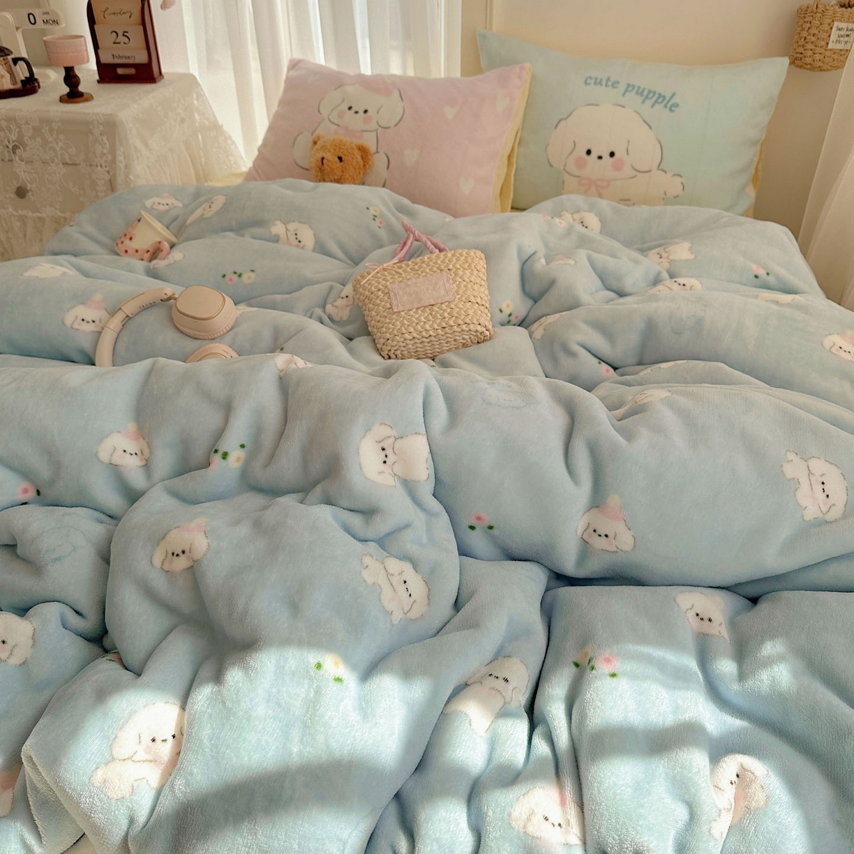 91家纺网 家纺一手货源 找家纺 美乐迪家纺 2025秋冬新款牛奶绒四件套 蓝色小狗