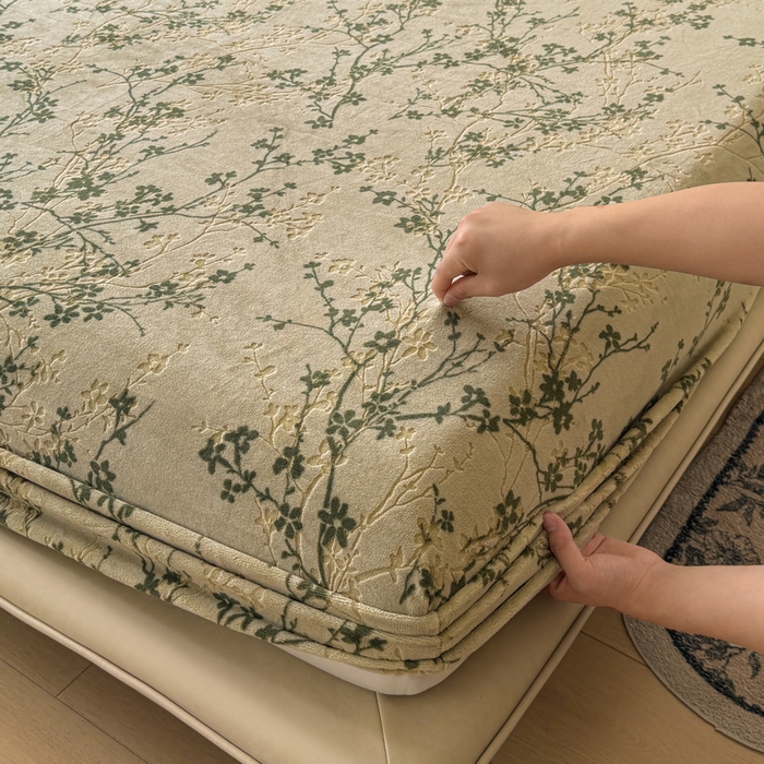 91家纺网 家纺一手货源 找家纺 LIFE.丽芙 2025秋冬新款A类牛奶绒230g立体雕花加厚单层床笠单件床垫子保护套罩子三件套 山茶花语-绿