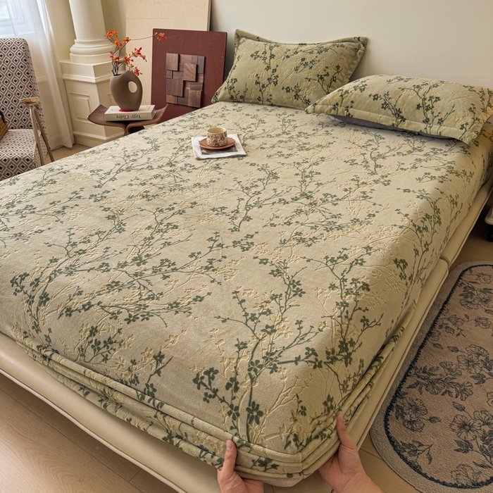 91家纺网 家纺一手货源 找家纺 LIFE.丽芙 2025秋冬新款A类牛奶绒230g立体雕花加厚单层床笠单件床垫子保护套罩子三件套 山茶花语-绿