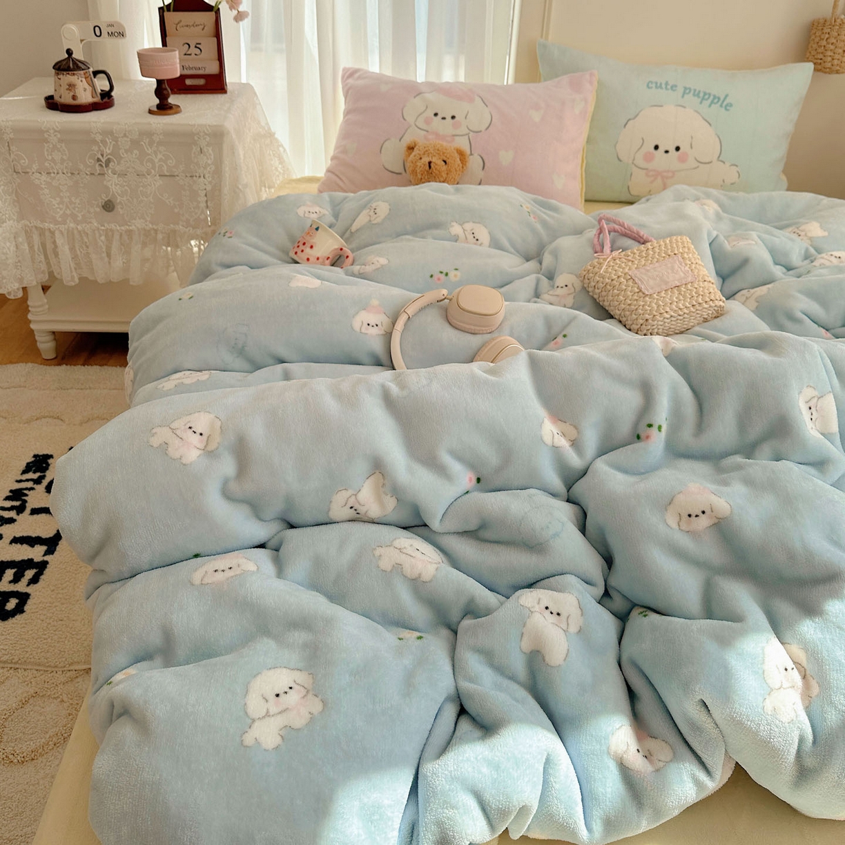 91家纺网 家纺一手货源 找家纺 美乐迪家纺 2025秋冬新款牛奶绒四件套 蓝色小狗