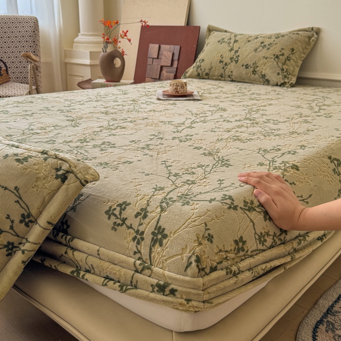 91家纺网 家纺一手货源 找家纺 LIFE.丽芙 2025秋冬新款A类牛奶绒230g立体雕花加厚单层床笠单件床垫子保护套罩子三件套 山茶花语-绿