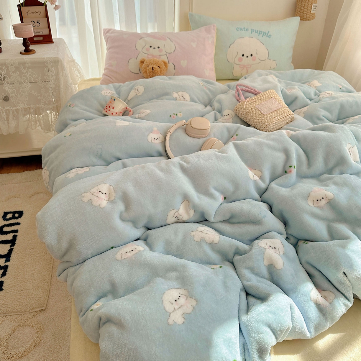 91家纺网 家纺一手货源 找家纺 美乐迪家纺 2025秋冬新款牛奶绒四件套 蓝色小狗