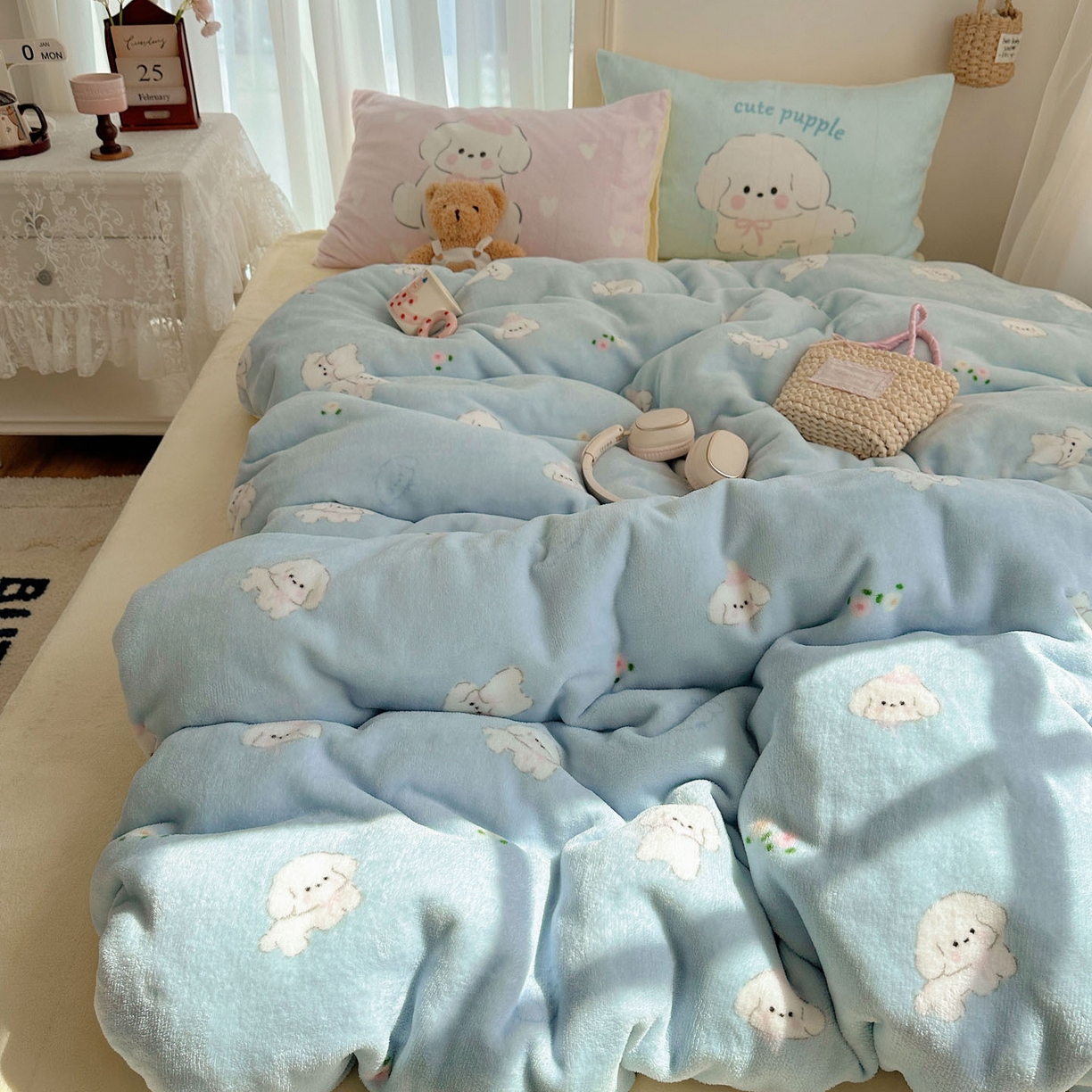 91家纺网 家纺一手货源 找家纺 美乐迪家纺 2025秋冬新款牛奶绒四件套 蓝色小狗