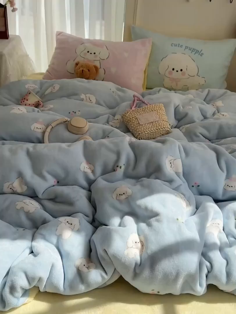 91家纺网 家纺一手货源 找家纺 美乐迪家纺 2025秋冬新款牛奶绒四件套 蓝色小狗