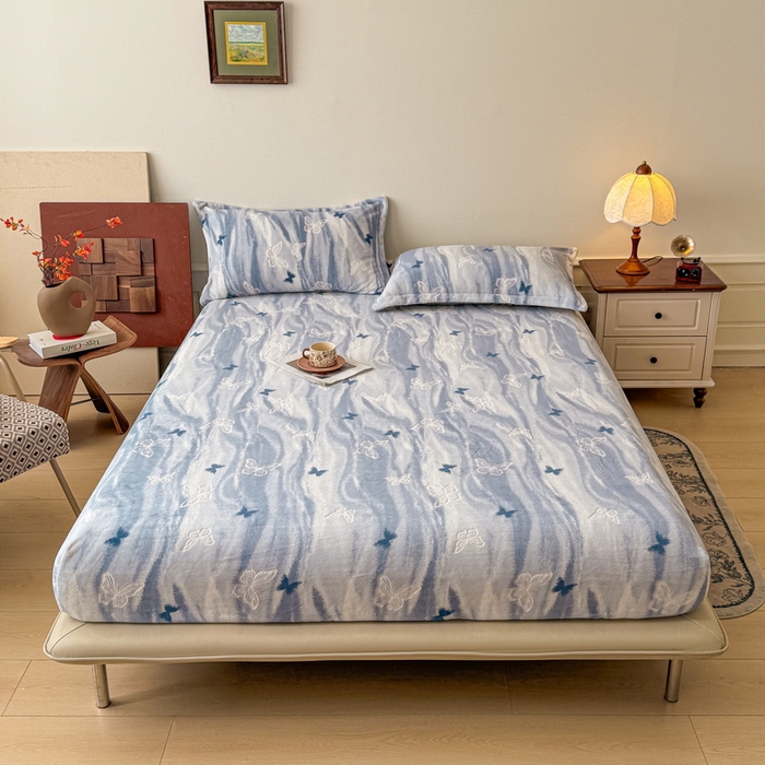 91家纺网 家纺一手货源 找家纺 LIFE.丽芙 2025秋冬新款A类牛奶绒230g立体雕花加厚单层床笠单件床垫子保护套罩子三件套 镜花蝶梦-蓝