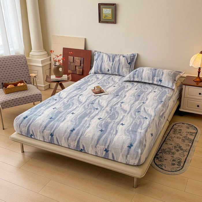 91家纺网 家纺一手货源 找家纺 LIFE.丽芙 2025秋冬新款A类牛奶绒230g立体雕花加厚单层床笠单件床垫子保护套罩子三件套 镜花蝶梦-蓝