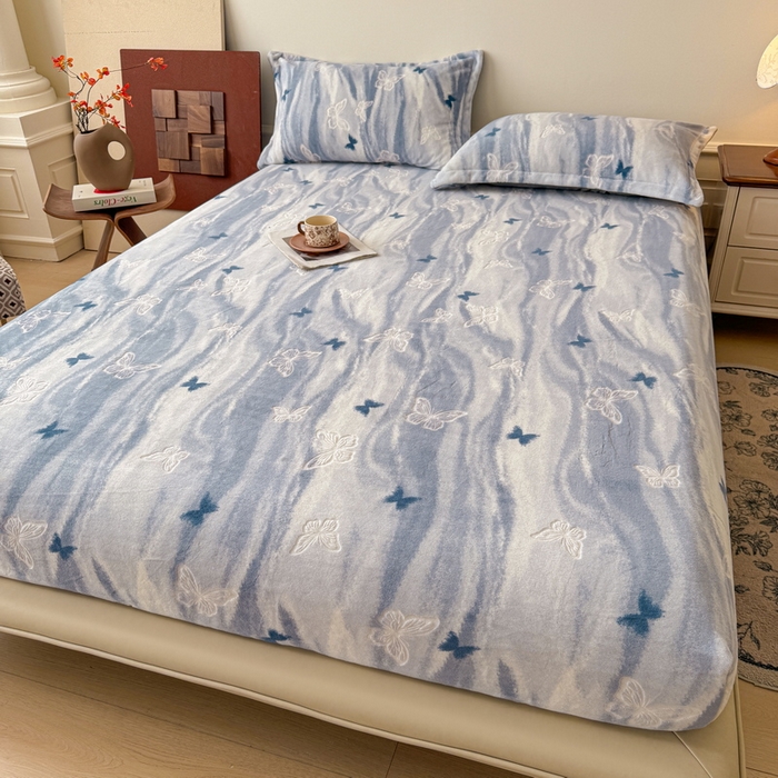 91家纺网 家纺一手货源 找家纺 LIFE.丽芙 2025秋冬新款A类牛奶绒230g立体雕花加厚单层床笠单件床垫子保护套罩子三件套 镜花蝶梦-蓝