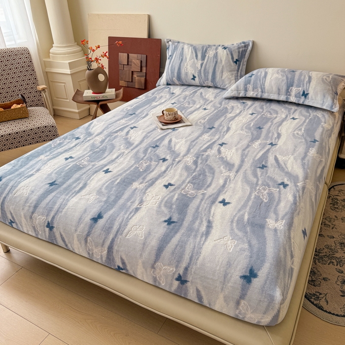 91家纺网 家纺一手货源 找家纺 LIFE.丽芙 2025秋冬新款A类牛奶绒230g立体雕花加厚单层床笠单件床垫子保护套罩子三件套 镜花蝶梦-蓝