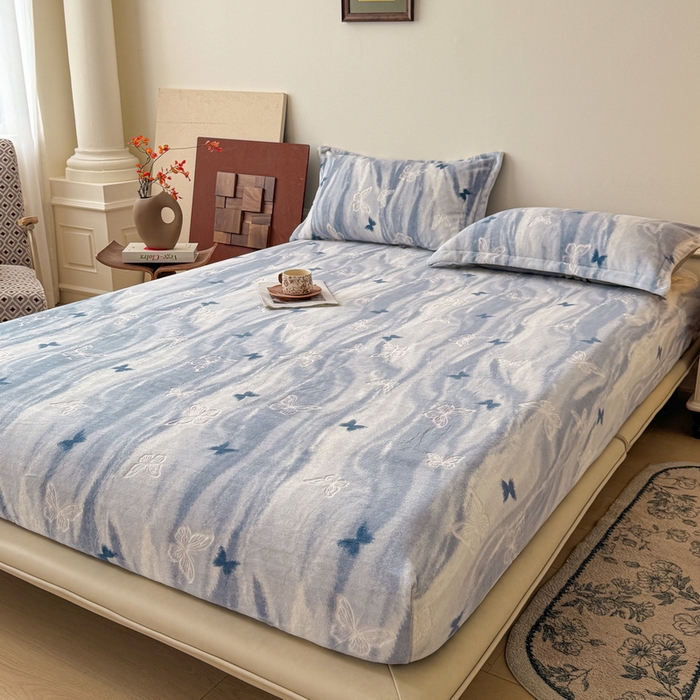 91家纺网 家纺一手货源 找家纺 LIFE.丽芙 2025秋冬新款A类牛奶绒230g立体雕花加厚单层床笠单件床垫子保护套罩子三件套 镜花蝶梦-蓝