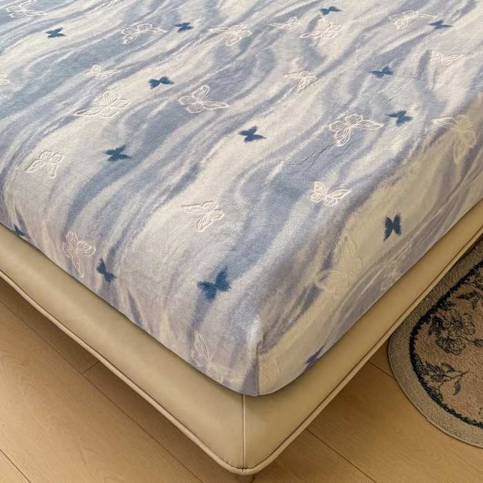 91家纺网 家纺一手货源 找家纺 LIFE.丽芙 2025秋冬新款A类牛奶绒230g立体雕花加厚单层床笠单件床垫子保护套罩子三件套 镜花蝶梦-蓝