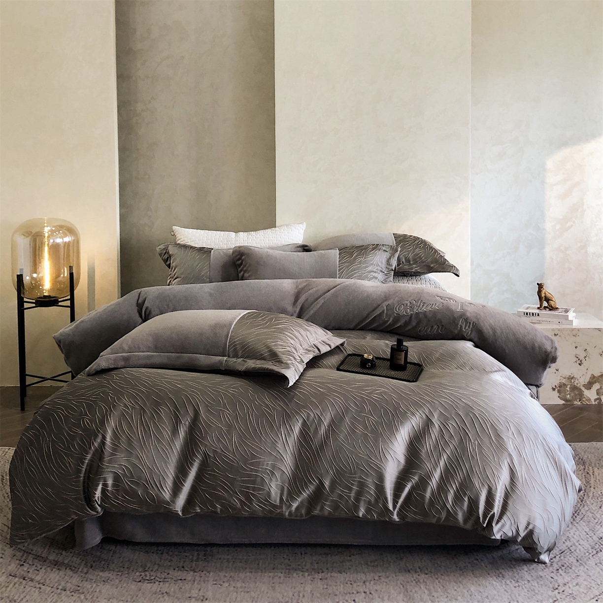 91家纺网 家纺一手货源 找家纺 换种生活 2025新款A类浮雕牛奶绒刺绣四件套 流动-灰