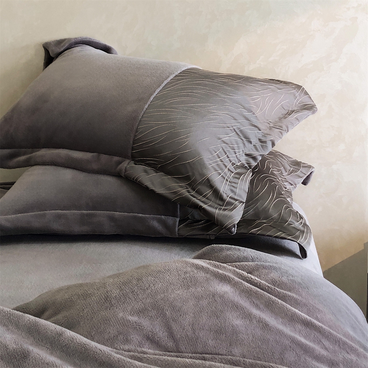 91家纺网 家纺一手货源 找家纺 换种生活 2025新款A类浮雕牛奶绒刺绣四件套 流动-灰