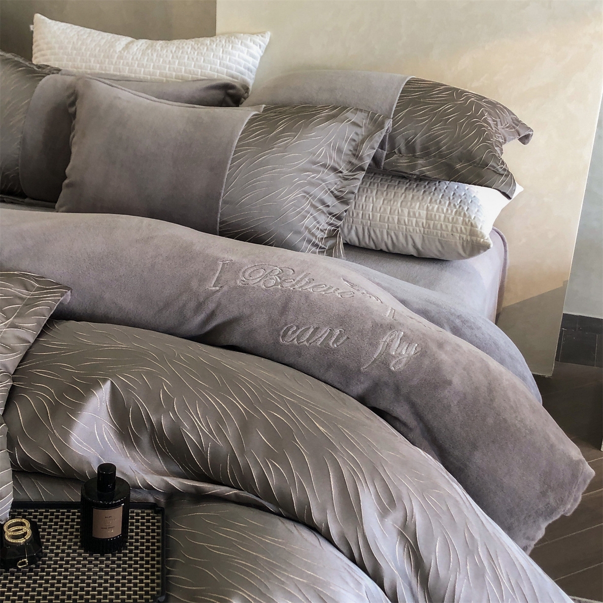 91家纺网 家纺一手货源 找家纺 换种生活 2025新款A类浮雕牛奶绒刺绣四件套 流动-灰
