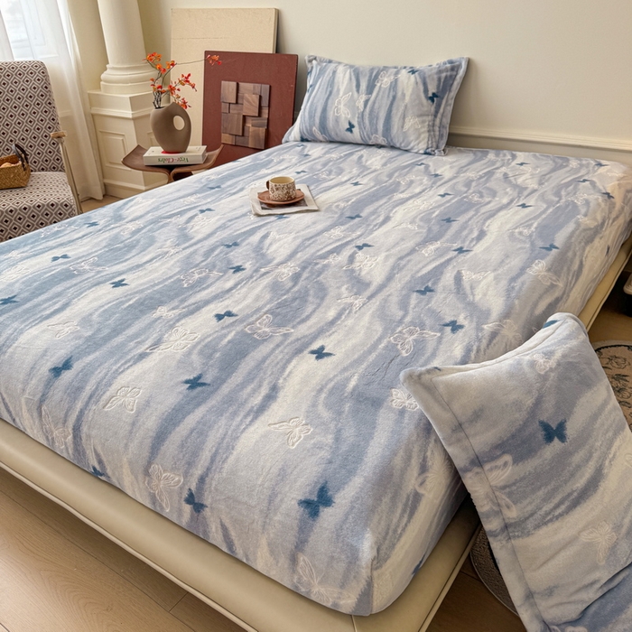 91家纺网 家纺一手货源 找家纺 LIFE.丽芙 2025秋冬新款A类牛奶绒230g立体雕花加厚单层床笠单件床垫子保护套罩子三件套 镜花蝶梦-蓝