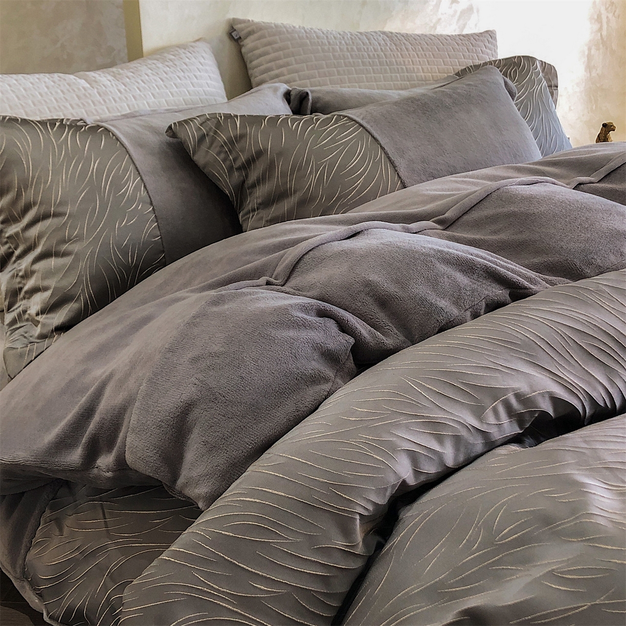 91家纺网 家纺一手货源 找家纺 换种生活 2025新款A类浮雕牛奶绒刺绣四件套 流动-灰